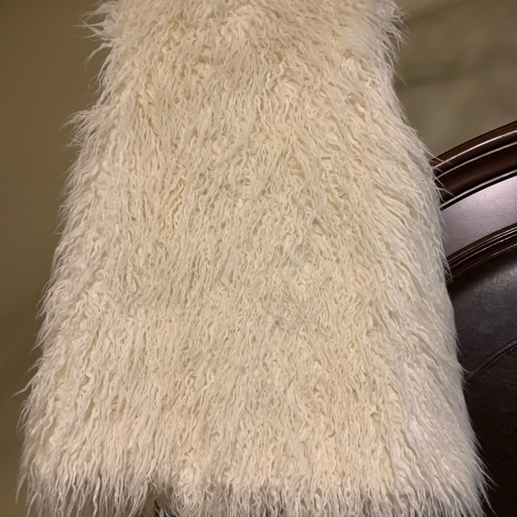 🦁 Chic Faux Fur MOSSIMO vest! - Picture 4 of 7
